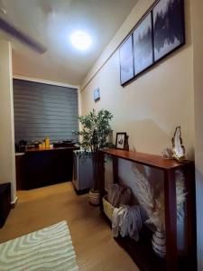 un soggiorno con tavolo e pianta sul muro di Cozy stay a Dar es Salaam Altre 7 foto