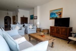 Una sala de estar con sofás y un televisor de pantalla plana. en Waterfront Panorama Massive Three Bedrooms Flat 8S, en Sliema