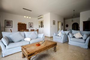 Una sala de estar con sofás y una mesa de café. en Waterfront Panorama Massive Three Bedrooms Flat 8S, en Sliema 19 fotos más