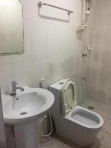 Un baño blanco con lavabo e inodoro. en Jeamco Royal Hotel - Baybay, en Baybay 36 fotos más