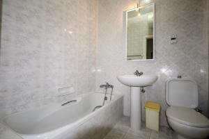 Un baño con lavabo, bañera e inodoro. en Waterfront Panorama Massive Three Bedrooms Flat 8S, en Sliema