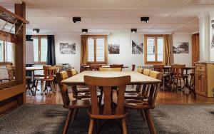 een eetkamer met een houten tafel en stoelen bij DASCO Isenthal in Isenthal
