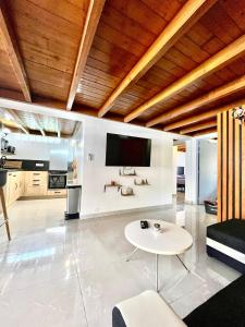 TV a/nebo společenská místnost v ubytování Maison de standing à 5 minutes de la plage