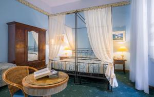 Postel nebo postele na pokoji v ubytování Hotel Torre Guelfa Palazzo Acciaiuoli