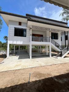 a large white house with a large driveway at BAAN PAHK JAI by Dragon hut in Hinkong