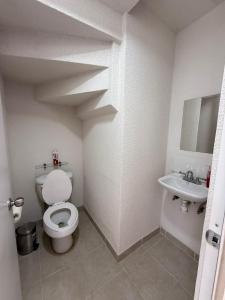 een badkamer met toilet en wastafel bij Cozy House with Private Garden in Pachuca in Pachuca de Soto