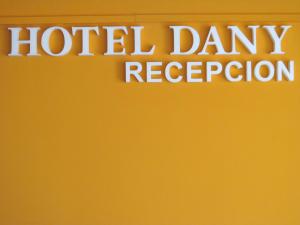 un cartello che legge la ricezione del rappresentante bancario dell'hotel di Hotel Dany a Santa Teresita