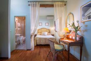 Postel nebo postele na pokoji v ubytování Hotel Torre Guelfa Palazzo Acciaiuoli