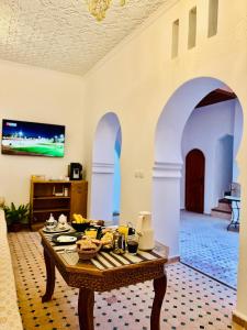 TV a/nebo společenská místnost v ubytování Riad El Sultan