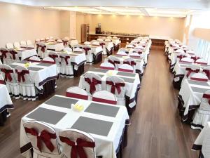 een grote kamer met witte tafels en stoelen bij GreenTree Inn Chifeng Ningcheng County Bus Station Branch in Xihusutai