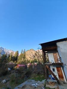 Nespecifikovaný výhled na hory nebo výhled na hory při pohledu z penzionu