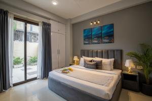 a bedroom with a large bed and a large window at BedChambers Serviced Apartment, Medicity in Gurgaon
