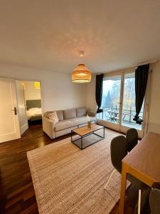 un soggiorno con un divano e un tavolo di Simple Apartment with Essentials a Zurigo