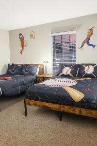 Χώρος καθιστικού στο Sports Fan Getaway less than 2mi to AT&T Stadium Pool and Gym!