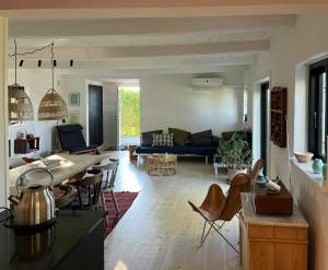 una sala de estar con una mesa y un sofá en Holiday Home With View Of Dalby Bay, en Mesinge
