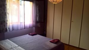 ラヴェーノ・モンベッロにあるCasa Miraのベッドルーム1室(スリッパ2枚付)