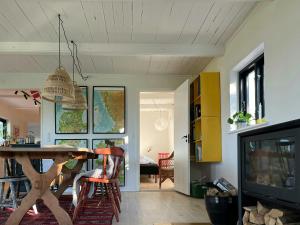 Una sala de estar con una mesa y un televisor. en Holiday Home With View Of Dalby Bay, en Mesinge 32 fotos más