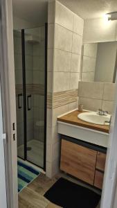 Un baño con lavabo y ducha en Maison 100m de la plage avec parking securise plus fibre optique internet, en Valras-Plage