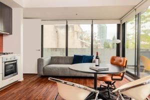 Η κουζίνα ή μικρή κουζίνα στο Luxury St Kilda Escape - Free Parking, Central Location +35 φωτογραφίες