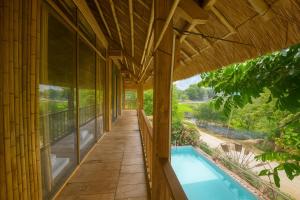 einem externen Blick auf ein Haus mit einem Pool auf dem Balkon in der Unterkunft Mường Hịch Homestay in Mai Châu