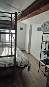 Un dormitorio con dos literas y suelo de madera. en Maison 100m de la plage avec parking securise plus fibre optique internet, en Valras-Plage