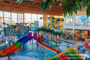 克拉科夫Prywatny apartament przy ulicy Francesco Nullo的一个带水滑梯的大型室内水上乐园