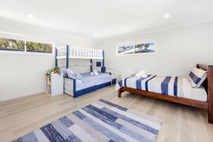 En eller flere senge i et værelse på Cedasands - Pet Friendly - 4 Mins Walk to Beach