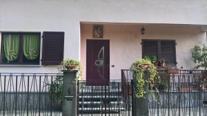 ラヴェーノ・モンベッロにあるCasa Miraの紫の扉と植物の家
