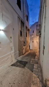 een steegje tussen twee gebouwen bij Quintessenza Suite di Vico Carrara in Ostuni