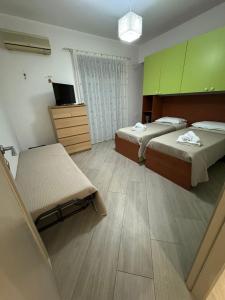 Habitación hospitalaria con 2 camas y vestidor en Casamore, en Villa San Giovanni 24 fotos más