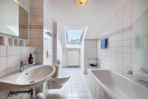 une salle de bains avec lavabo, baignoire et toilettes dans l'établissement Fewo Brünnstein - Zimmer 55, à Oberaudorf 25 autres photos