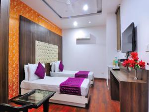 a hotel room with a bed and a desk at Hotel Sehej Continental At Karol Bagh in New Delhi