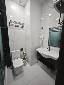 Koupelna v ubytování Vatan Hotel