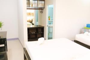 a white room with a bed and a sink at Đại An Hotel Bến Tre in Ben Tre