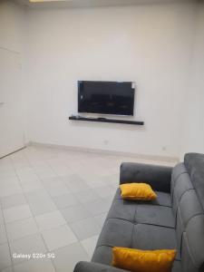 a living room with a couch with two pillows on it at WHITE FLAT ALMADIES in Dakar