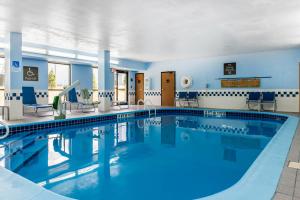 una piscina en una habitación de hotel con paredes azules en Comfort Inn Blue Ash North en Blue Ash