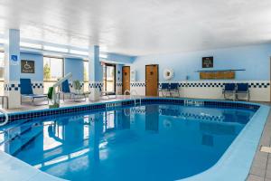 - une piscine dans une chambre d'hôtel aux murs bleus dans l'établissement Comfort Inn Blue Ash North, à Blue Ash