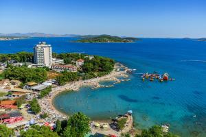 una vista aérea de una playa y el océano en Apartmani-Finka, en Vodice