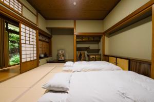 Giường trong phòng chung tại 康郷 箱根湯本101