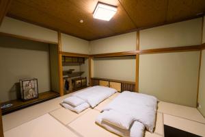 Giường trong phòng chung tại 康郷 箱根湯本101