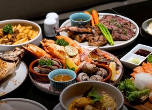 曼谷帕色哇公主酒店的桌子上摆满了各种食物