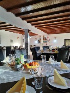 una mesa con vasos y un bol de fruta en ella en Cazare Văleanca Lux, 