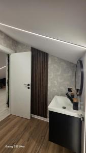 cocina con encimera blanca y puerta blanca en Cazare Văleanca Lux,  11 fotos más