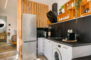 een keuken met een koelkast en een vaatwasser bij Vinothea Vista in Kefallonia