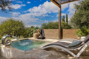 een zwembad met een bank en een fontein bij Vinothea Vista in Kefallonia