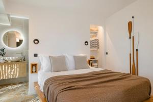 een slaapkamer met een groot bed en een spiegel bij Vinothea Vista in Kefallonia