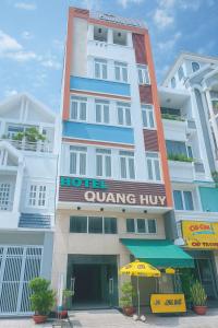 a large building with a hotel quong huong hub at Quang Huy Hotel in Ho Chi Minh City