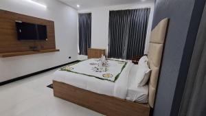 Un dormitorio con una cama grande y un televisor. en Forest Abode, en Yercaud 54 fotos más