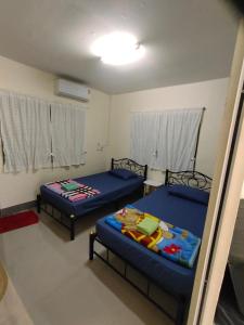 a room with two beds in a room at ทองอุไรโฮมสเตย์ ณ แม่สาย in Mae Sai +7 photos