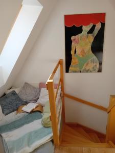 Ένα ή περισσότερα κρεβάτια σε δωμάτιο στο Bükkös Bird Apartman